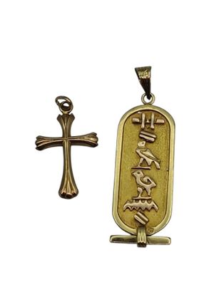 une croix plaquée or et un pendentif plaqué or