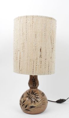 une image d'une lampe de table avec un abat-jour beige