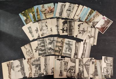 un lot de vieilles cartes postales posées sur une table