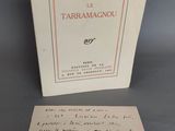 un vieux livre sur lequel est posée une lettre manuscrite, à côté d'un bout de papier
