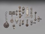 un assortiment d'objets en argent et de bijoux en argent présentés sur un fond gris