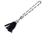 pompon en perles noires et blanches orné d'un pompon argenté