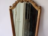 un miroir accroché au mur d'une pièce