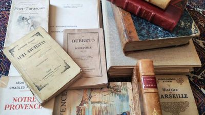 de nombreux livres empilés les uns sur les autres