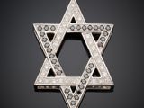 un pendentif en forme d'étoile de David en diamant sur fond noir