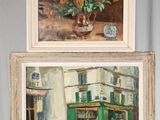 tableau représentant un vase de tournesols posé sur une table, à côté d'un tableau représentant un bâtiment