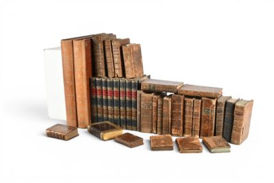 plusieurs vieux livres sont empilés sur une surface blanche