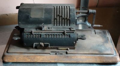 ANCIENNE MACHINE A CALCULER en métal. - Photo 1