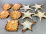 un groupe d'étoiles de mer et de coquillages posés sur une table