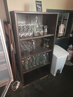 une vitrine remplie de verres à vin