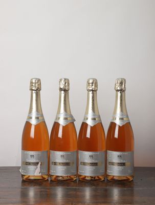 trois bouteilles de champagne posées sur une table l'une à côté de l'autre