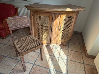 une chaise placée à côté d'une petite table
