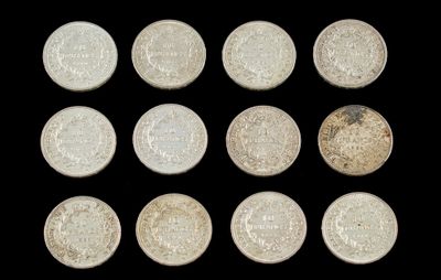 six types différents de pièces d'argent sur fond noir
