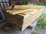 de nombreuses pièces de bois empilées les unes sur les autres