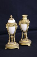 Paire de cassolettes couvertes à usage de bougeoirs retourna…