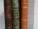 trois vieux livres empilés les uns sur les autres