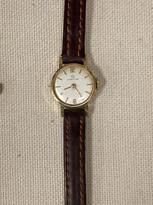 une image d'un gros plan d'une montre-bracelet sur une table