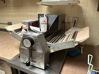 a machine that is sitting on a counter in a kitchen
