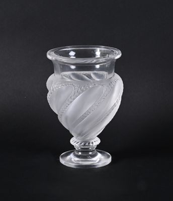 un vase en verre orné d'un cœur sur fond noir