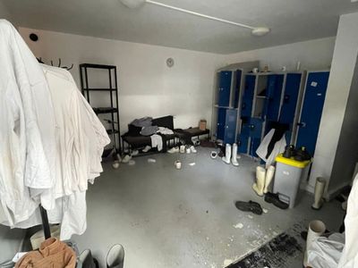 une chambre en désordre avec un tas de vêtements par terre