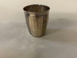 l'image d'une coupe en argent posée sur une table