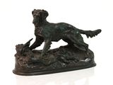 statue d'un chien posé sur un rocher, sur fond blanc