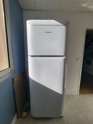 l'image d'un réfrigérateur blanc dans une pièce