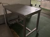 une table placée au milieu d'une pièce