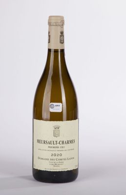 une bouteille de vin posée sur une table
