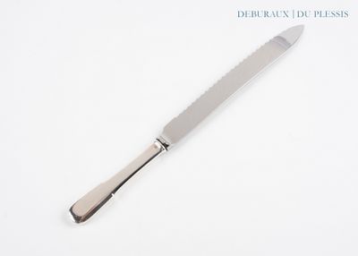 un couteau posé sur une surface blanche