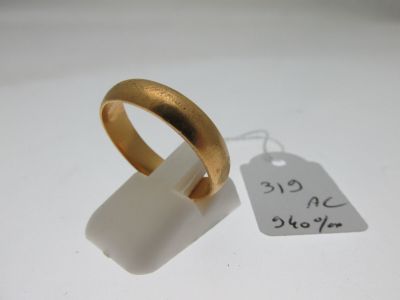 une bague en or à laquelle est attachée une étiquette