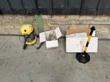 une boîte, un marteau et une boîte à outils posés par terre