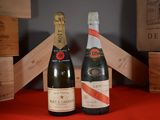 deux bouteilles de vin posées l'une à côté de l'autre sur une table