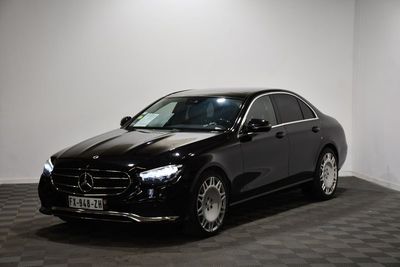La Mercedes Classe S noire est garée dans une grande pièce