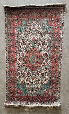 un tapis accroché au mur d'une pièce