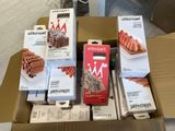de nombreuses boîtes de nourriture qui sont rangées dans un carton