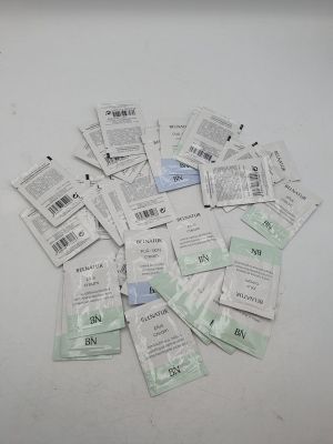 de nombreux sachets de médicaments posés sur une surface blanche