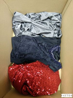 une boîte contenant différents types de vêtements