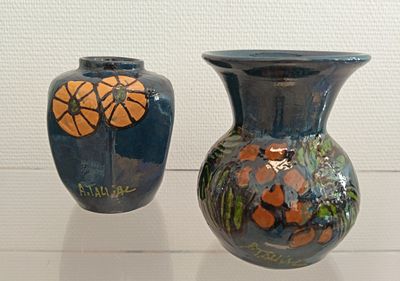 A. TALLIAC Vase octogonal en terre cuite vernissée bleu à dé…