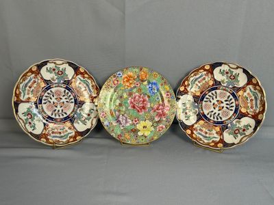 trois assiettes ornées de motifs différents, posées sur une surface grise