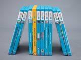 cinq livres empilés sur une table