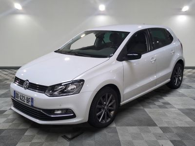 la volkswagen polo blanche est garée sur un carrelage à carreaux