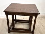 une petite table avec un plateau en bois sur un sol en bois dur
