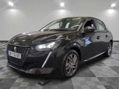 la photo d'une voiture noire garée dans une salle d'exposition