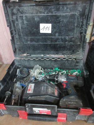une caisse à outils avec des outils sur le sol