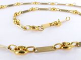 gros plan d'un collier et d'un bracelet sur une surface blanche
