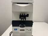 un gros plan d'un microscope sur lequel est posée une tablette
