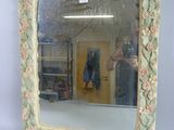 un miroir sur lequel on voit l'image d'une personne en train de prendre une photo