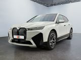 l'avant d'un SUV BMW blanc garé dans un showroom
