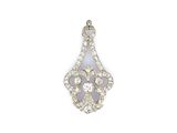 gros plan d'un pendentif en diamant sur fond blanc